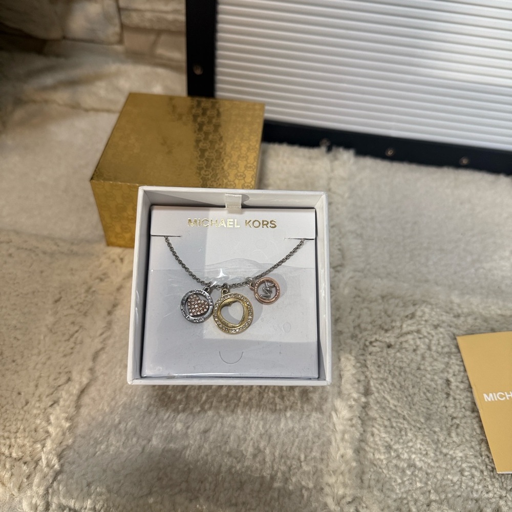 MICHAEL KORS FASHION TRI-TONE BRASS COMPONENTS NECKLACE - Picture 14 of 16